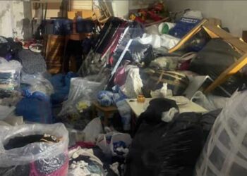 Afragola: scoperta discarica abusiva di tessuti e rifiuti in pieno centro.