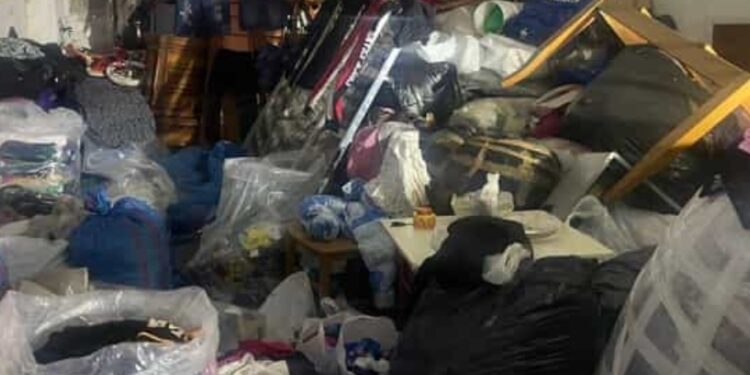 Afragola: scoperta discarica abusiva di tessuti e rifiuti in pieno centro.