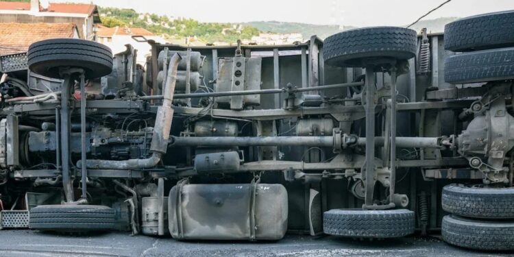 Salento: Tir carico di latte si schianta e si ribalta sulla Statale delle Calabrie.