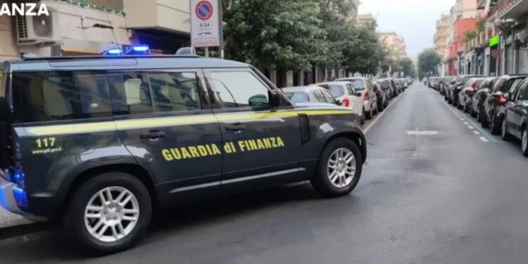 Napoli: fermato un 41enne in possesdo di hashish e armato di un coltello.