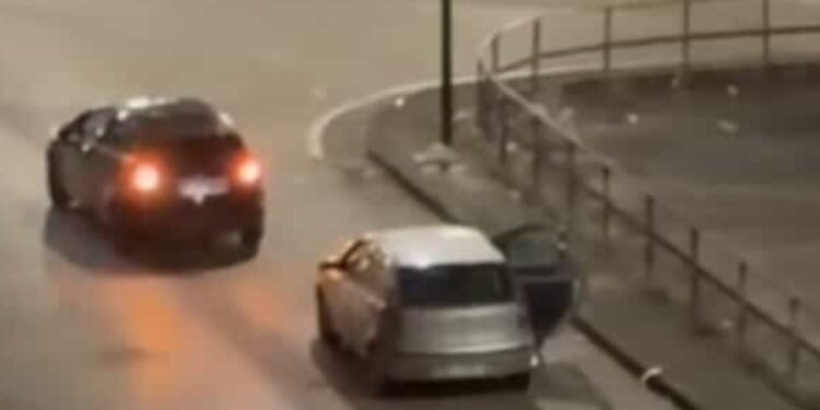 Napoli: violenta lite in strada, residenti preoccupati.