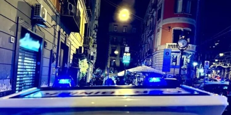 Napoli: prendono a sassate la finestra di un’anziana con problemi psichici.