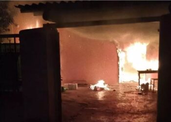Terrore nella notte nel Casertano, marito incendia casa dopo litigio con la moglie.