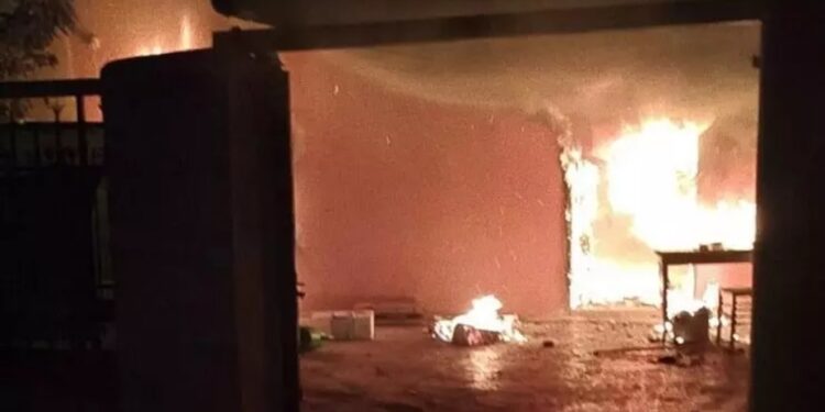 Terrore nella notte nel Casertano, marito incendia casa dopo litigio con la moglie.