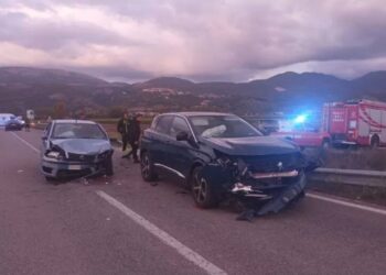 Salerno: incidente tra due auto, muore una 85enne.