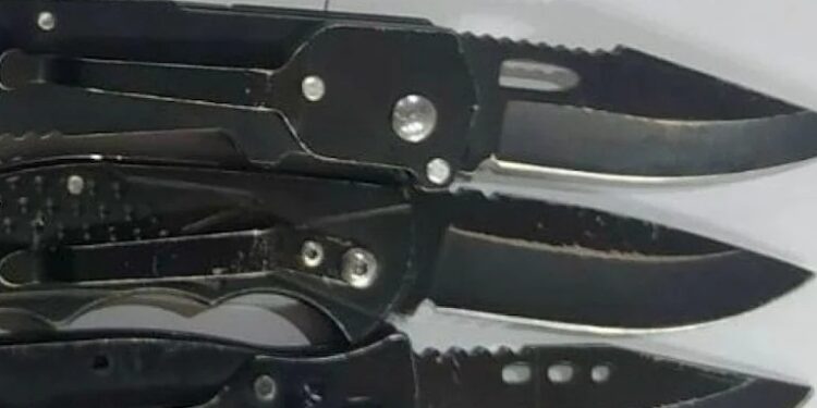Caivano: minorenni a scuola trovati in possesso di coltelli.