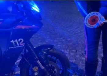 Afragola, Napoli: esplosi colpi d’arma da fuoco, il destinatario del raid fuggito.