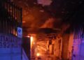 Eroi in azione: vigili del fuoco salvano una famiglia durante un incendio.