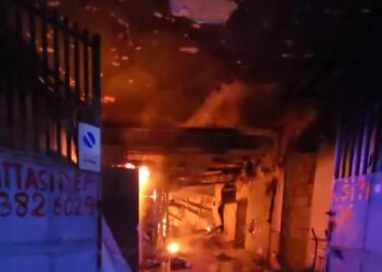 Eroi in azione: vigili del fuoco salvano una famiglia durante un incendio.