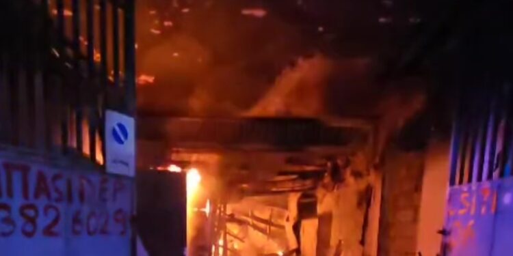 Eroi in azione: vigili del fuoco salvano una famiglia durante un incendio.