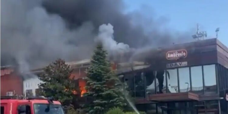 Incendio a Terzigno: l’azienda dolciaria prende fuoco, nessun ferito.