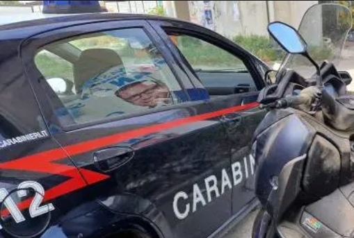 Minorenni con pistola finta a bordo di uno scooter rubato a Napoli: arrestati.