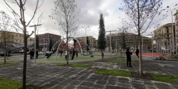 Napoli: bambino piange in strada, si era perso.