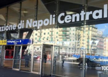 Stazione centrale Napoli, tenta di passare senza biglietto, armato di coltello.