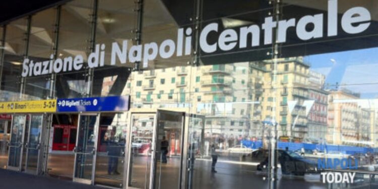 Stazione centrale Napoli, tenta di passare senza biglietto, armato di coltello.