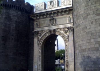 Napoli: rapina un turista mentre scatta un selfie.