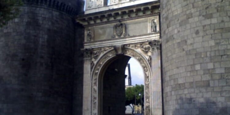 Napoli: rapina un turista mentre scatta un selfie.