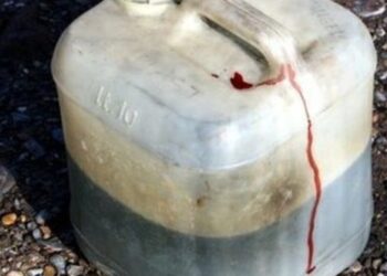 Da fuoco alla porta dell’ex suocera.