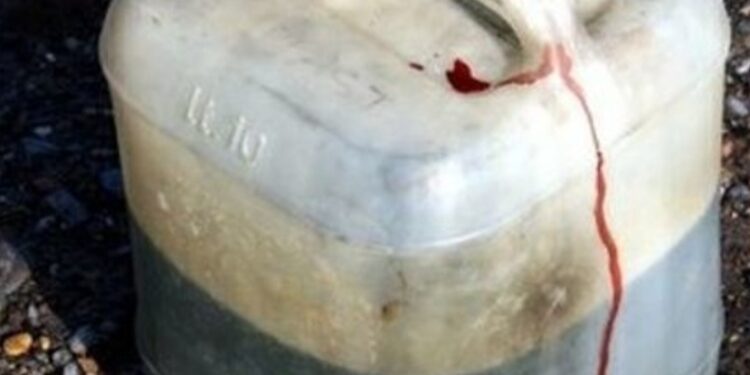 Da fuoco alla porta dell’ex suocera.