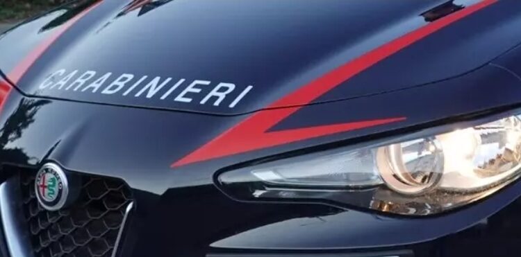 Napoli: bimba legata ad una sedia con una sciarpa.