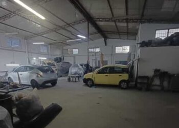 Napoli: mezzo rubato e contraffatto all’interno di un capannone.