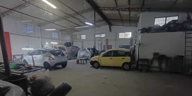 Napoli: mezzo rubato e contraffatto all’interno di un capannone.