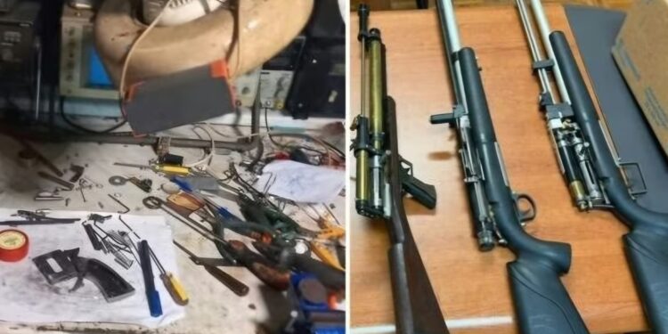 Torre del Greco, Napoli: uomo spara dal tettosulle auto in sosta.