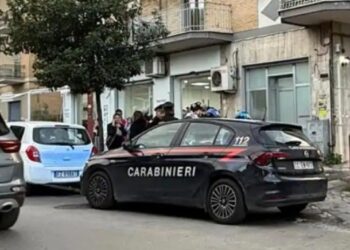 Nola: uccide la sorella a coltellate e poi mostra il corpo in videochiamata alla madre.