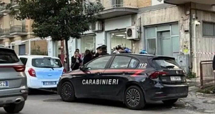 Nola: uccide la sorella a coltellate e poi mostra il corpo in videochiamata alla madre.