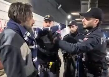 Forze dell’ordine in prima linea: un gesto di umanità a Napoli.