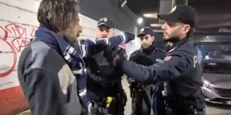 Forze dell’ordine in prima linea: un gesto di umanità a Napoli.