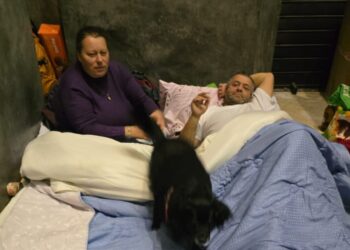 Napoli: Storia di resistenza e amore, coppia di coniugi e il loro cagnolino Luna.
