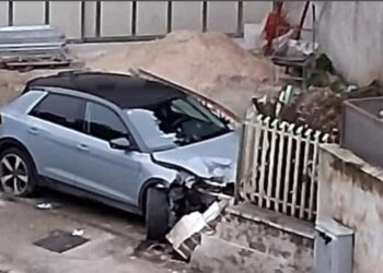 Mugnano di Napoli: automobile sfonda muro e cancello.