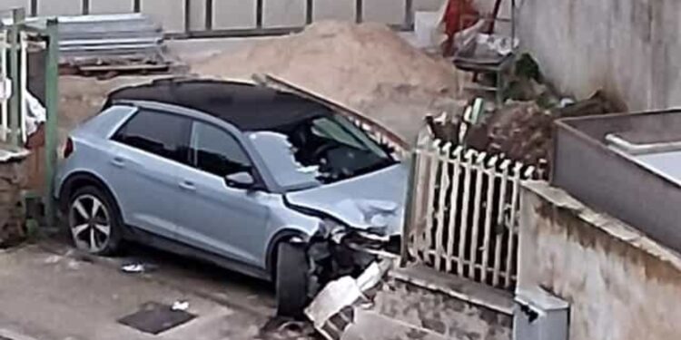 Mugnano di Napoli: automobile sfonda muro e cancello.