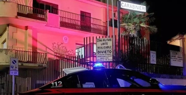 Fa irruzione in casa della ex e picchia lei e il compagno, arrestato.