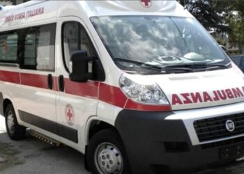 Melito, Napoli: lite tra ex coniugi per chi terrà la figlia a Natale, intervengono i suoceri e li mette sotto con l’auto.