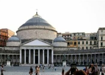 Napoli: uomo suicida in piazza del Plebiscito.