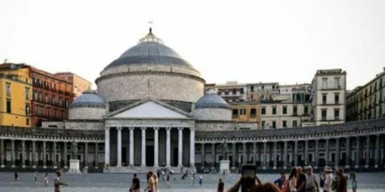 Napoli: uomo suicida in piazza del Plebiscito.