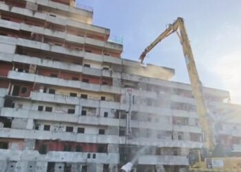 Scampia: iniziato l’abbattimento della Vela rossa.