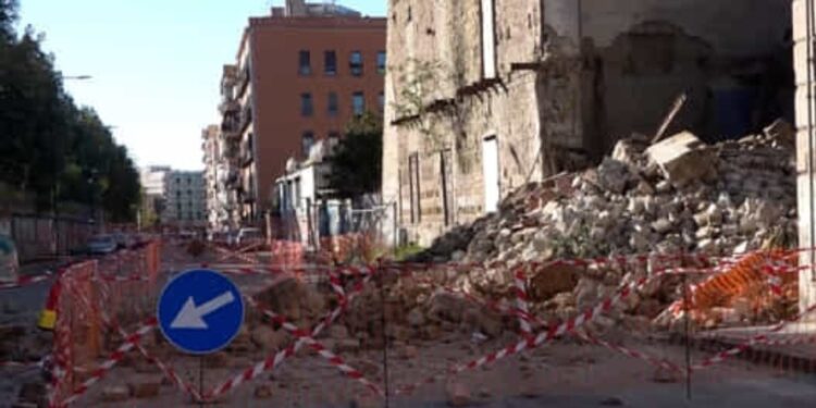 Fuorigrotta: tragedia sfiorata, crolla palazzo.