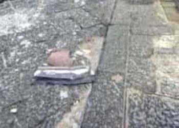 Napoli: crollano calcinacci da un palazzo, a pochi passi da via Toledo.