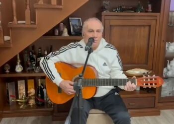 Luciano Santangelo, canta una canzone scritta da Toto Cutugno.