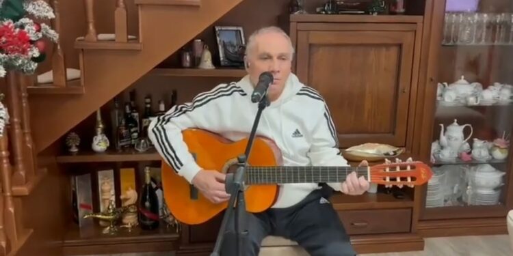 Luciano Santangelo, canta una canzone scritta da Toto Cutugno.