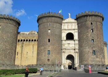 Napoli: turista travolta sulle strisce pedonali da uno scooter.