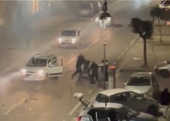 Qualiano: uomo cerca di passare con l’auto mentre sparano petardi, picchiato da 4 uomini armati.