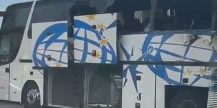 Napoli: autobus turistico in fiamme.