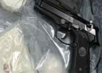 Napoli: 49enne arrestato per detenzione d’arma da fuoco e sostanze stupefacenti.