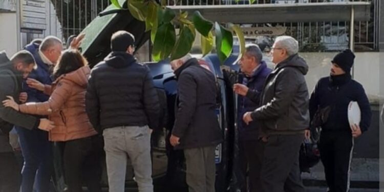 Napoli: auto si ribalta, soccorsi dai passanti madre e bimbo.