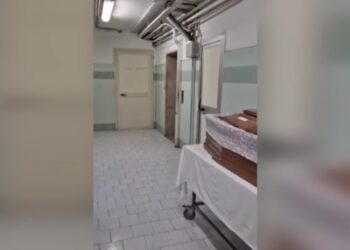 Ospedale Cardarelli: obitorio nel degrado, corpi incustoditi e barelle sporche.