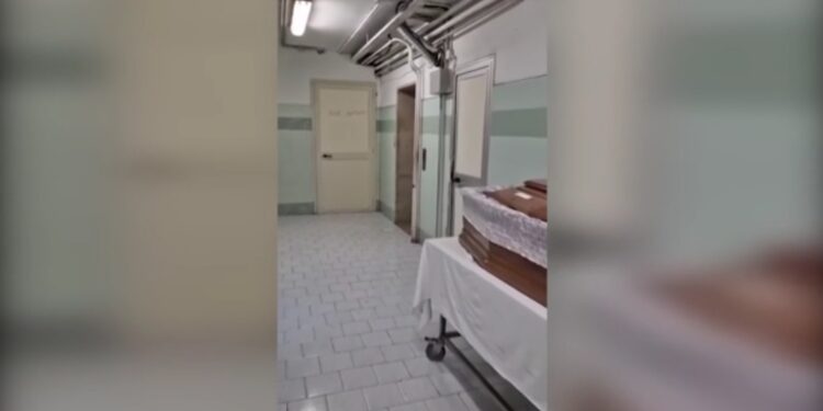 Ospedale Cardarelli: obitorio nel degrado, corpi incustoditi e barelle sporche.